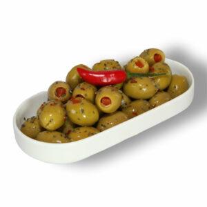 Oliven in Servierschale auf Peperonigarnitur