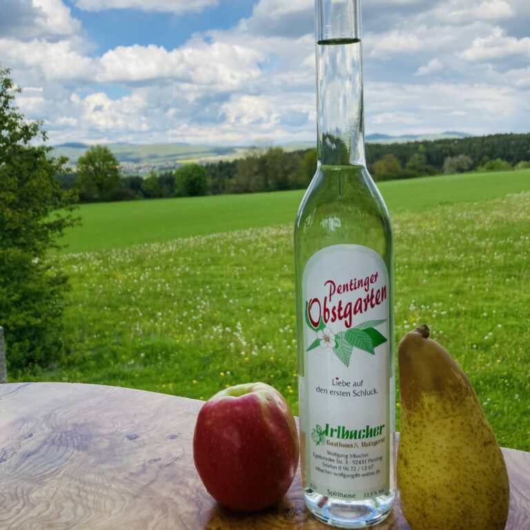 Pentinger Obstgarten Schnaps mit frischen Äpfeln und Birnen