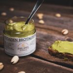 Pistazienaufstrich auf frischem Brot