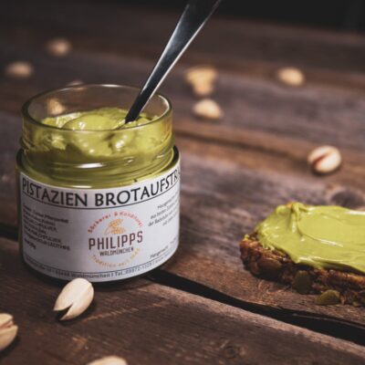 Pistazienaufstrich auf frischem Brot