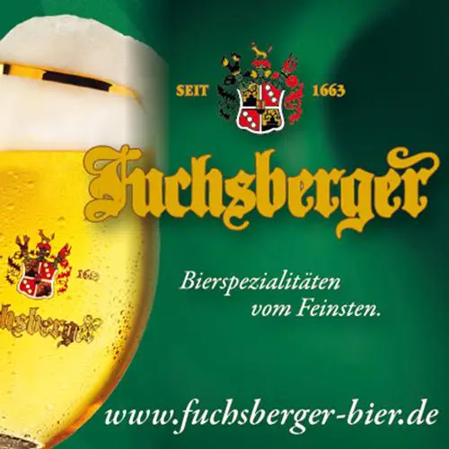 Gefülltes Bierglas auf grünem Hintergrund