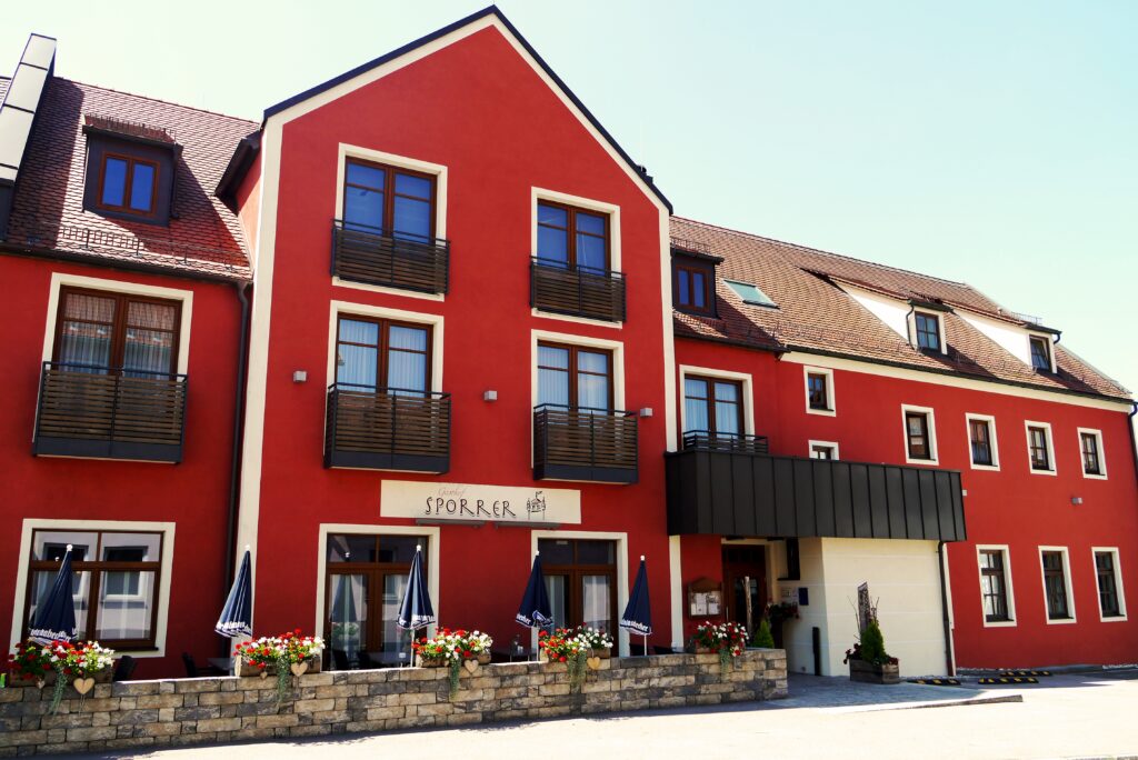 Großer Gasthof mit vielen Blumen