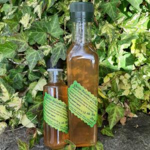 Balsamicoessig in Glasflasche mit Blätterdeko