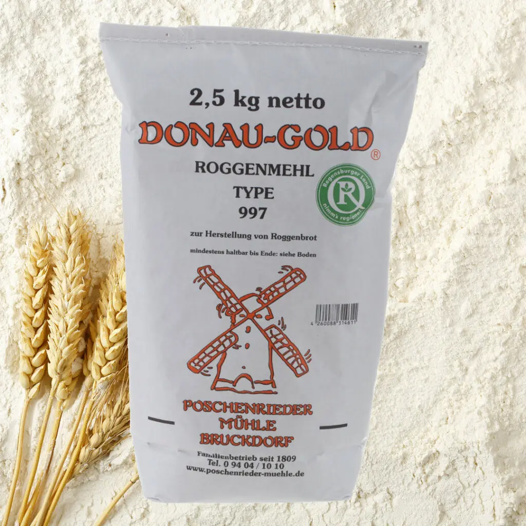 Roggenmehl in Papiertüte auf frischem Roggen