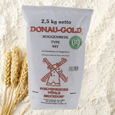 Roggenmehl in Papiertüte auf frischem Roggen