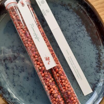 Rosenpfeffer im Glas auf Porzelanschüssel