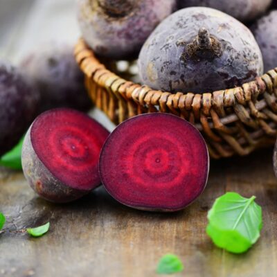 Frsiche Rote Bete im Holzkorb