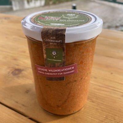 Bolognaisesauce im Glas auf Holzbrett, Wild