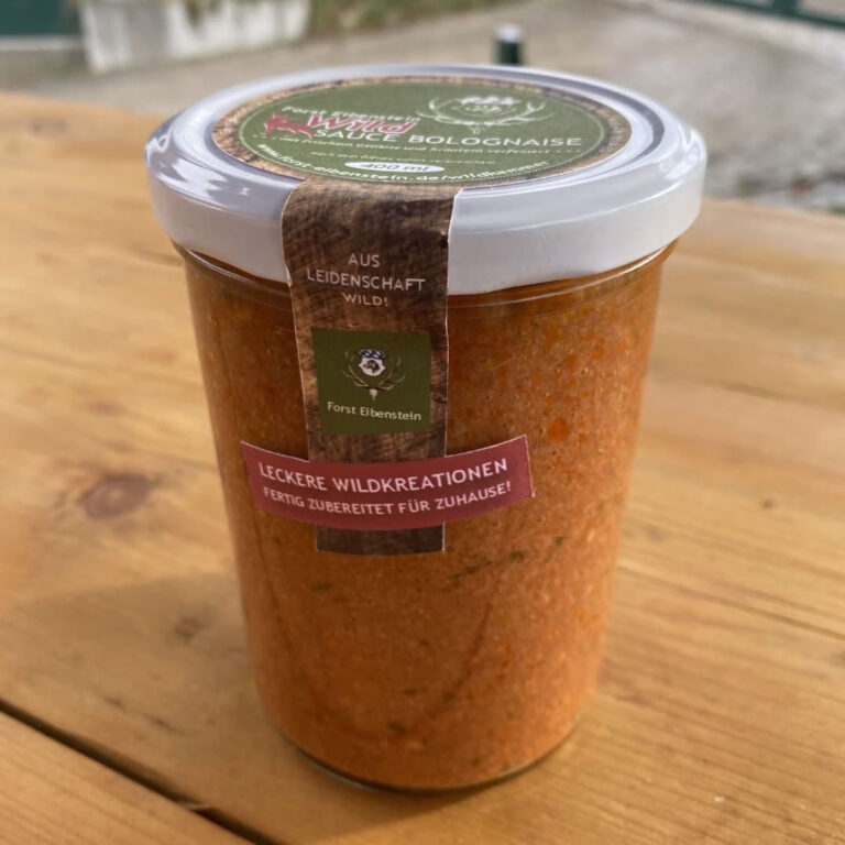 Bolognaisesauce im Glas auf Holzbrett, Wild