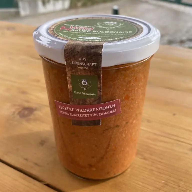 Bolognaisesauce im Glas auf Holzbrett, Wild