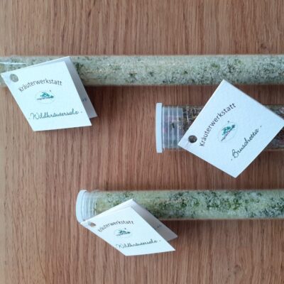 Verschiedene Salze im Glas auf Holzbrett