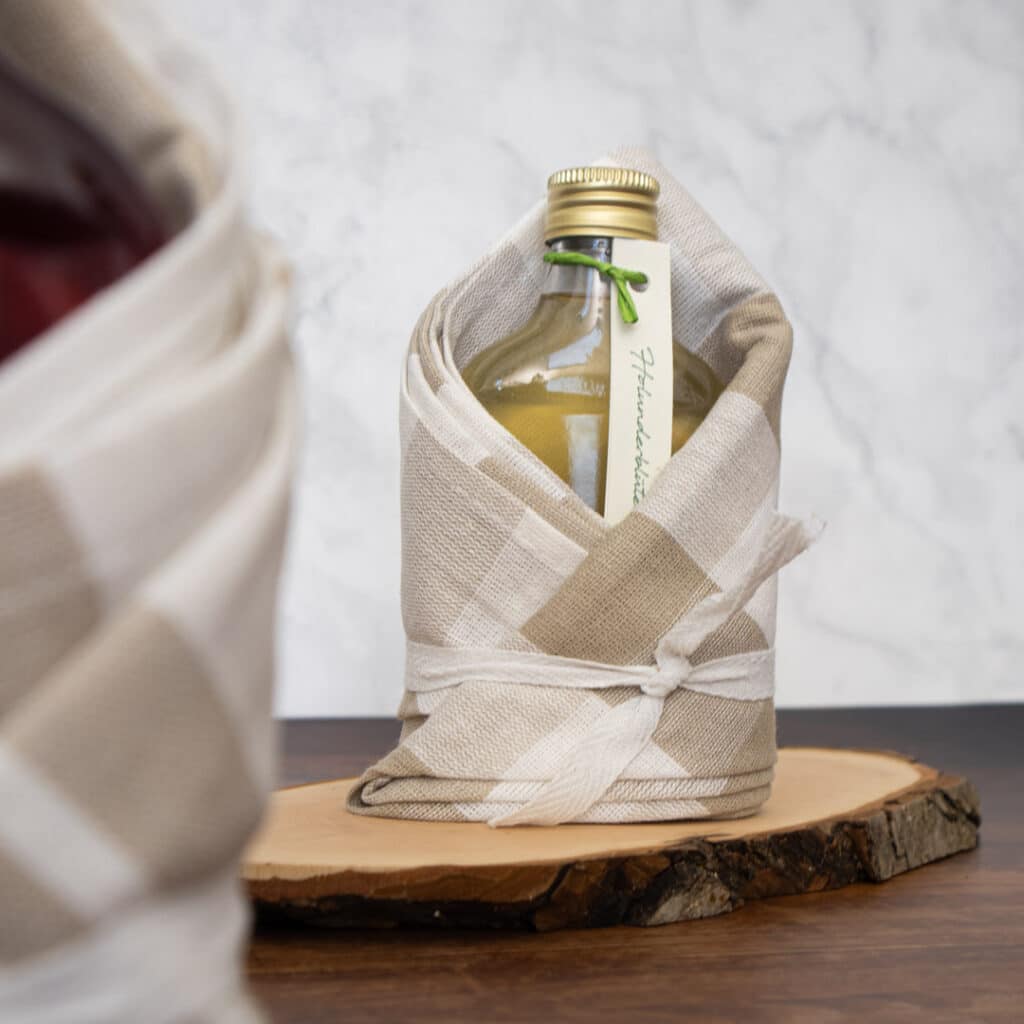 Holunderblütensirup in der Küchentuch-Geschenkverpackung