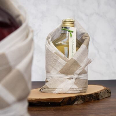 Holunderblütensirup in der Küchentuch-Geschenkverpackung