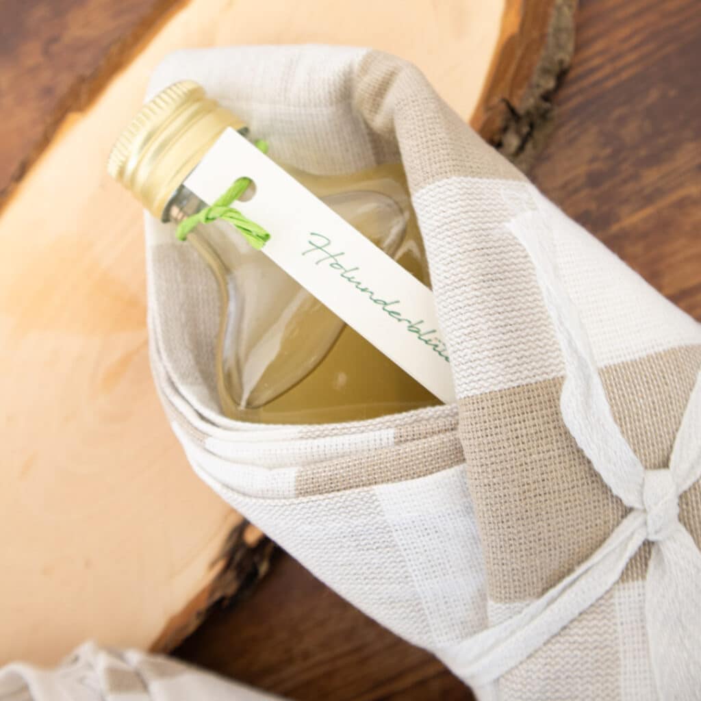 Holunderblütensirup in der Küchentuch-Geschenkverpackung