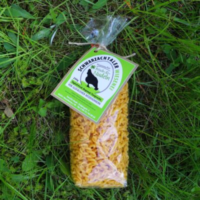 Spirelli in Tüte auf Blumenwiese
