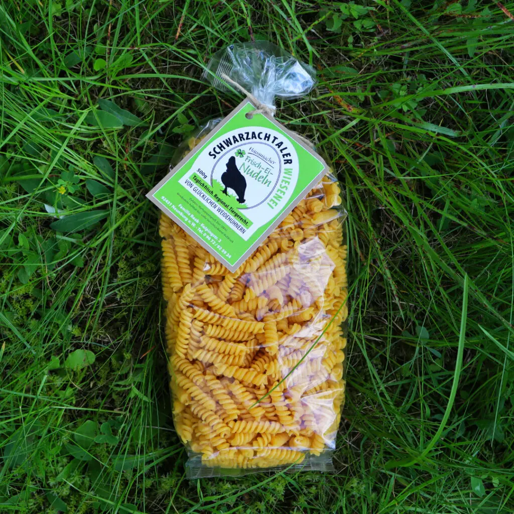 Spiralnudeln in Folientüte auf Wiese