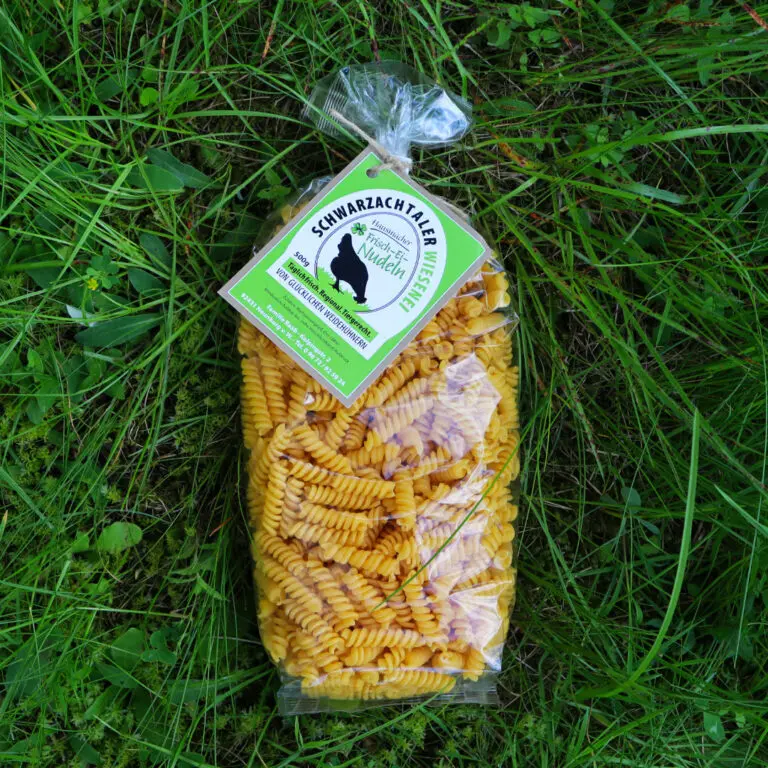 Spiralnudeln in Folientüte auf Wiese