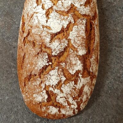 Vollkornbrot lang auf Steinhintergrund