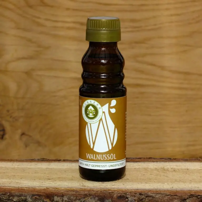 Walnussöl auf Holzbrett