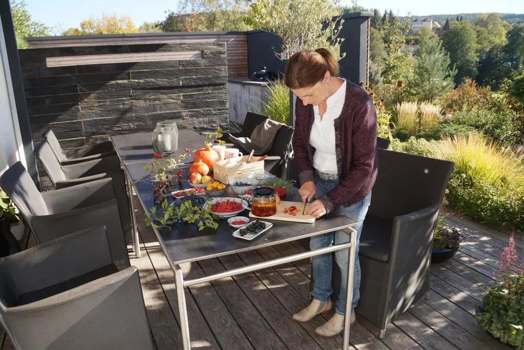 Viele frische Kräuter auf großem Tisch
