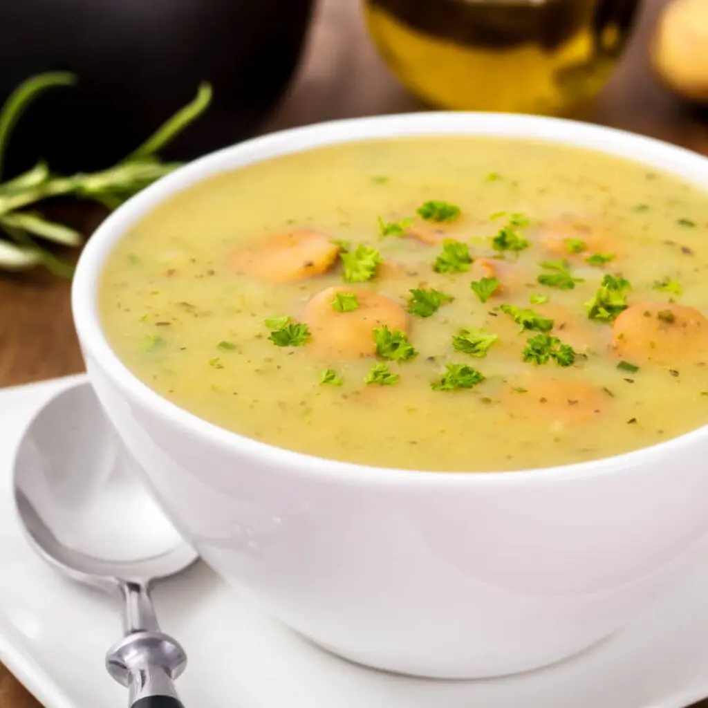 Frische Kartoffelsuppe in der Tasse servierfertig