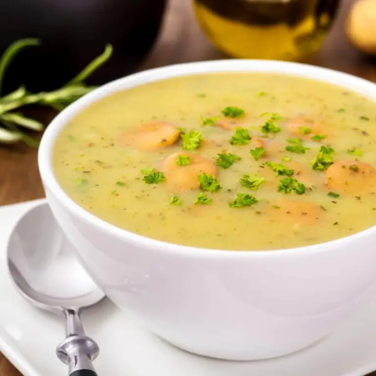 Frische Kartoffelsuppe in der Tasse servierfertig