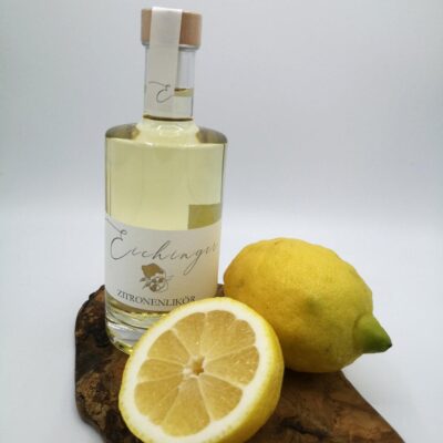 Schnapsflasche auf Holzbrett mit frischer Zitrone
