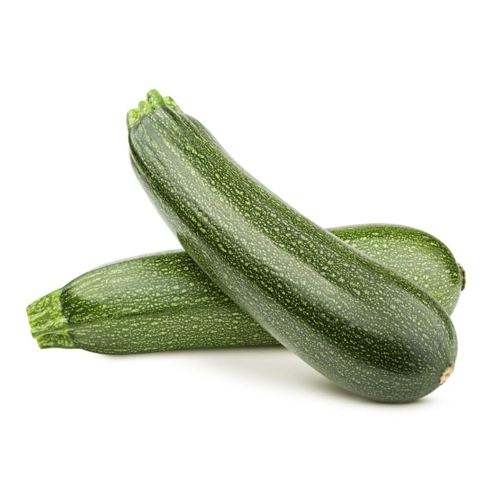 Zwei Zuccini auf weißem Hintergrund