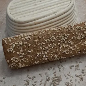 Schrotbrot mit Brotkorb