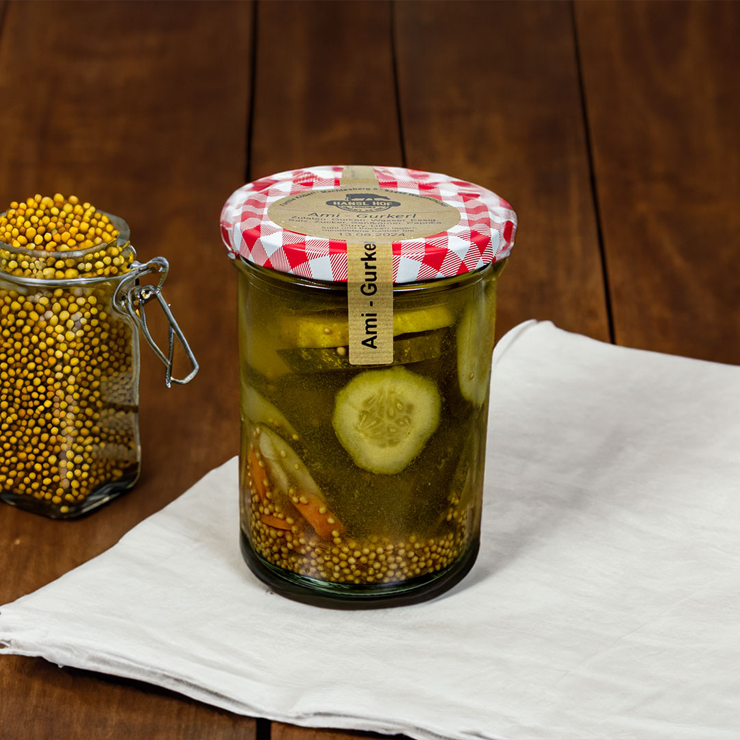 Ami-Gurken im Schraubglas mit frischen Senfkörnern