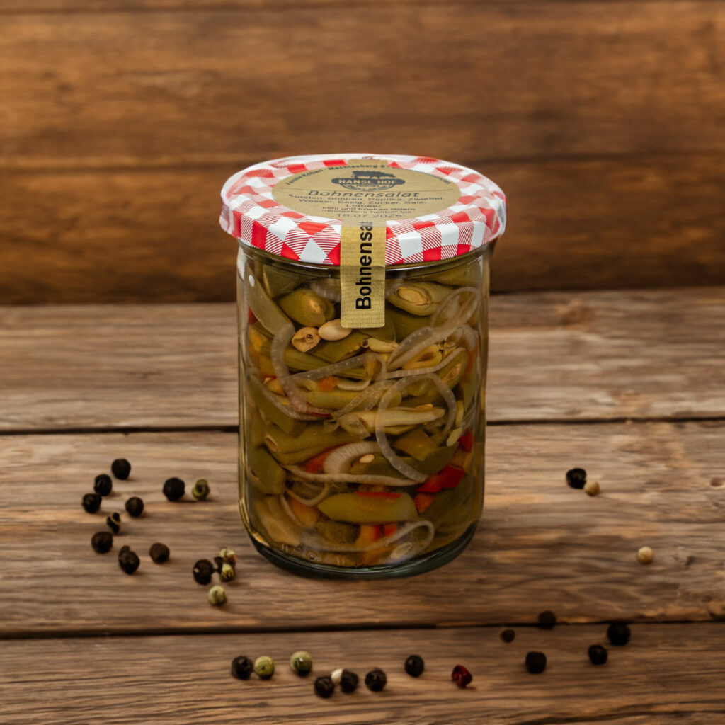 Bohnensalat auf Holzbrett mit Pfefferkörner