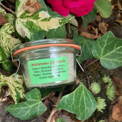 Mediterranes Gartensalz im Glas auf Efeu