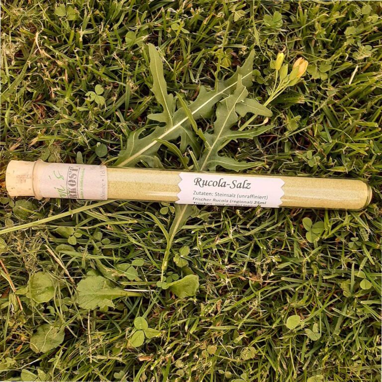Rucola Salz im Glas auf frischem Rucola