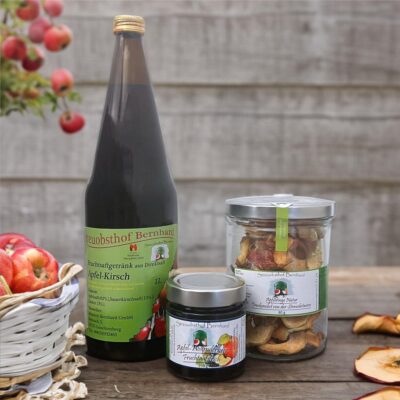 Frische Apfelringe mit Marmelade und Saft im Glas