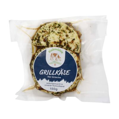 Grillkäse Der Grieche vakuumverpackt auf Holzbrett und Löwenzahn