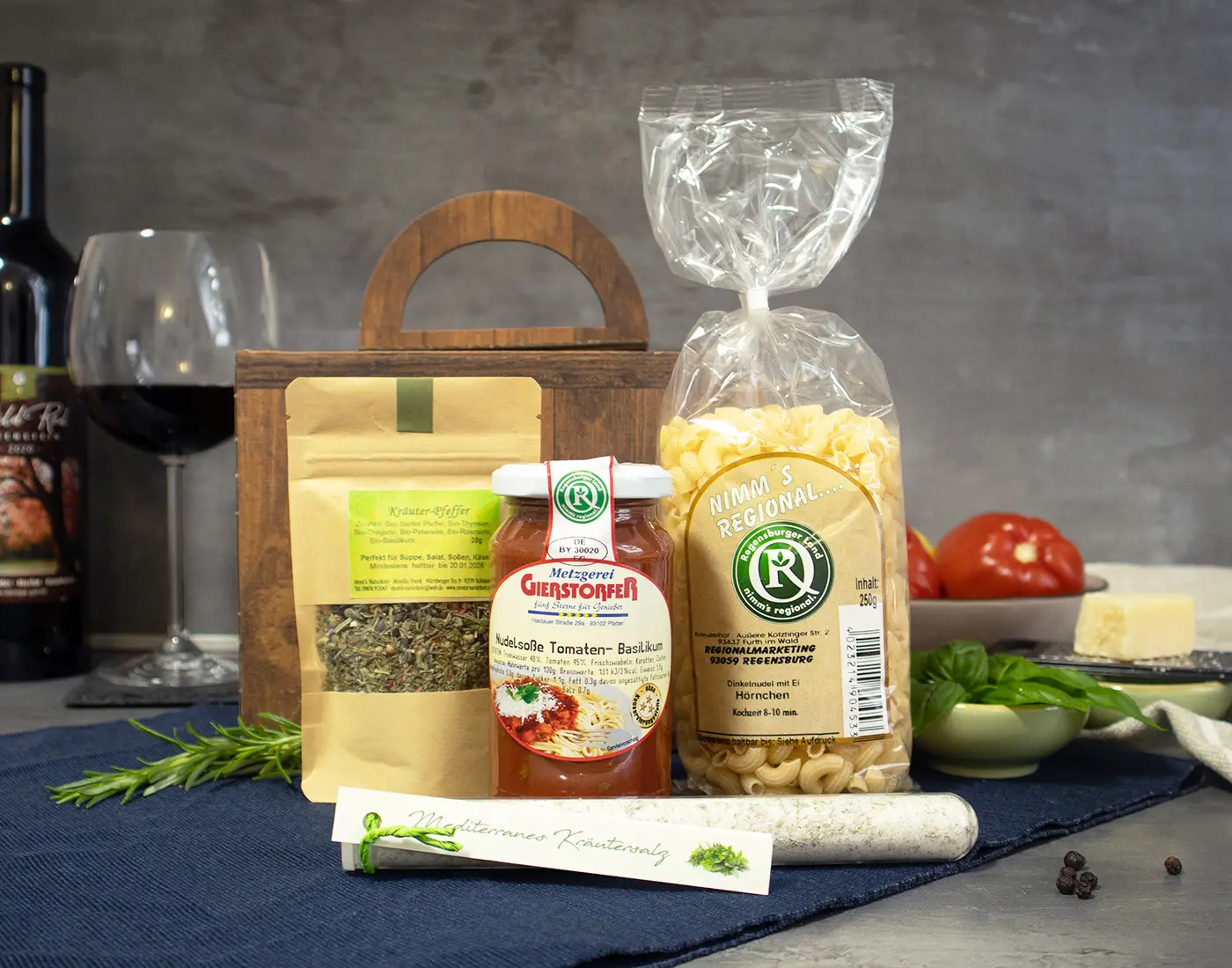 Eine Auswahl an Zutaten für eine Pasta-Party, einschließlich Pasta, Tomatensauce und Gewürzen.