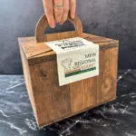 Quadratischer Geschenkkarton mit Tragegriff