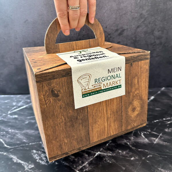 Quadratischer Geschenkkarton mit Tragegriff