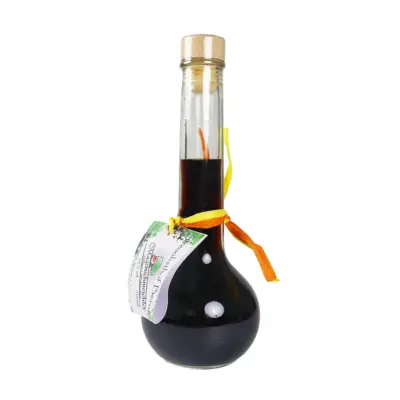 Eine Flasche mit einer dunklen Flüssigkeit und einem Korkenverschluss, dekoriert mit einem Etikett und einem Band.