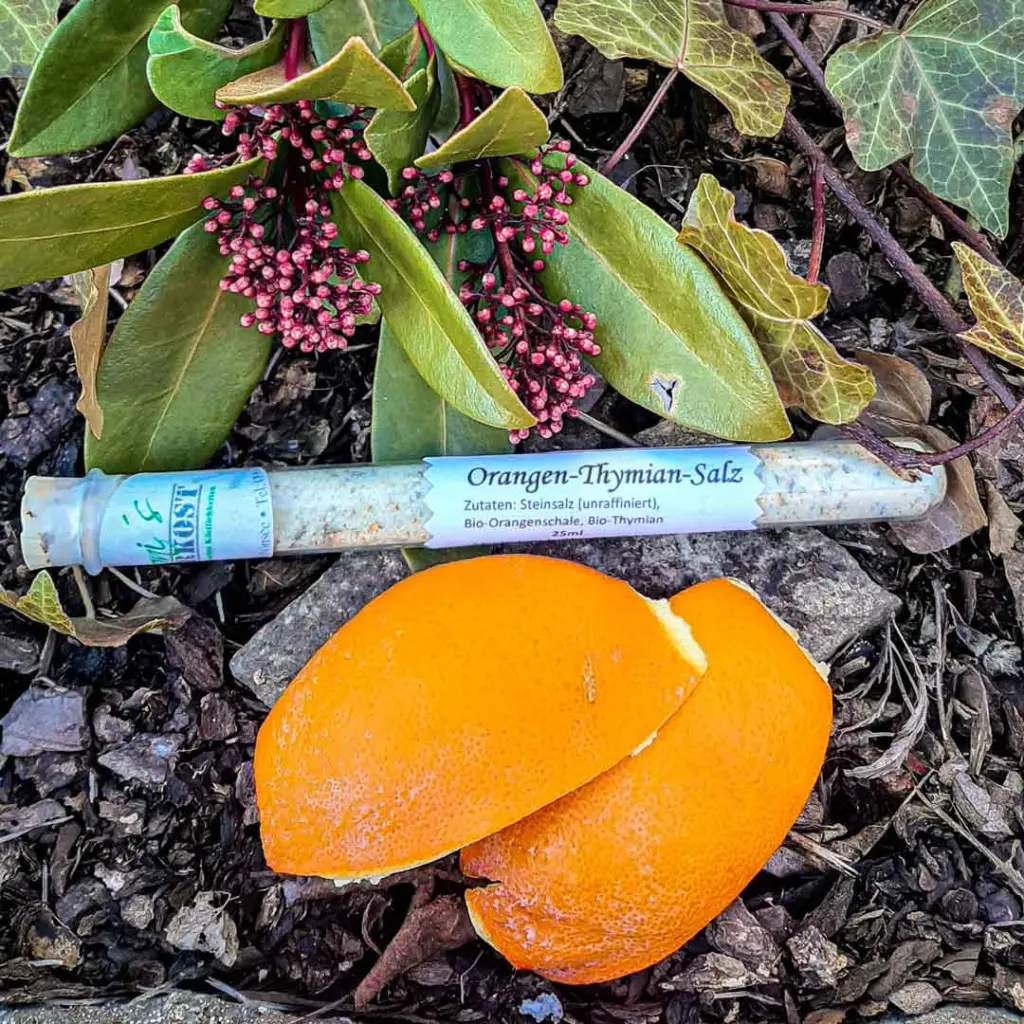 Orangen-Thymian-Salz von Monis Naturkost mit Orangenscheiben