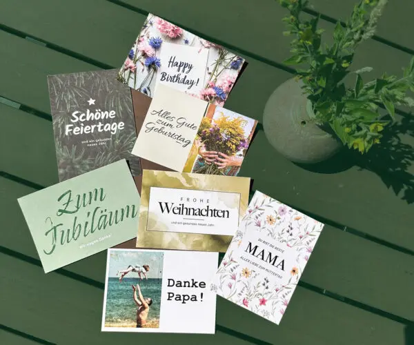 Eine Auswahl an verschiedenen Grußkarten, darunter Geburtstags- und Weihnachtskarten.