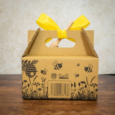Honig Geschenkset mit Blütenhonig und Waldhonig aus der Oberpfalz in dekorativer Kartonverpackung mit gelber Schleife und Honigheber