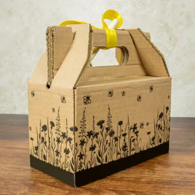 Nachhaltige Geschenkverpackung für Honigset mit Blumen- und Bienenmotiv aus Karton